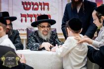 כ''ק רבינו הגה''ק שליט"א ביים חומש סעודה פון די הו