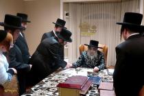 🌴בצל הקודש🌴 
האדמו"ר מדעעש ק"י שליט''א בקודש פנימה