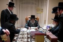 🌴בצל הקודש🌴 
האדמו"ר מדעעש ק"י שליט''א בקודש פנימה
