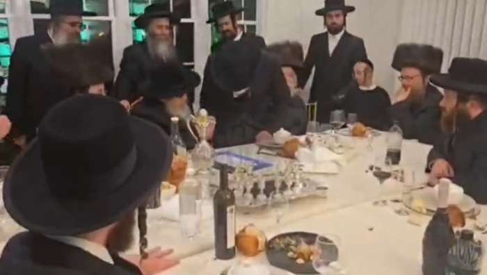 כ"ק מרן אדמו"ר שליט"א ובנו הגה"צ אב"ד ור"מ שליט"א 