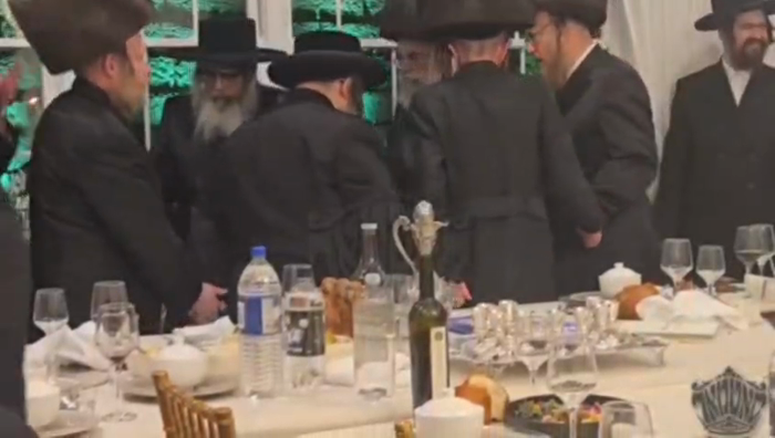 כ"ק מרן אדמו"ר שליט"א ובנו הגה"צ אב"ד ור"מ שליט"א 