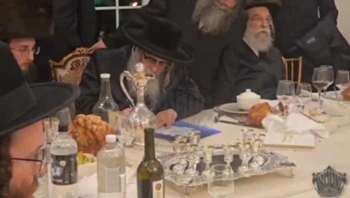 כ"ק מרן אדמו"ר שליט"א ובנו הגה"צ אב"ד ור"מ שליט"א 