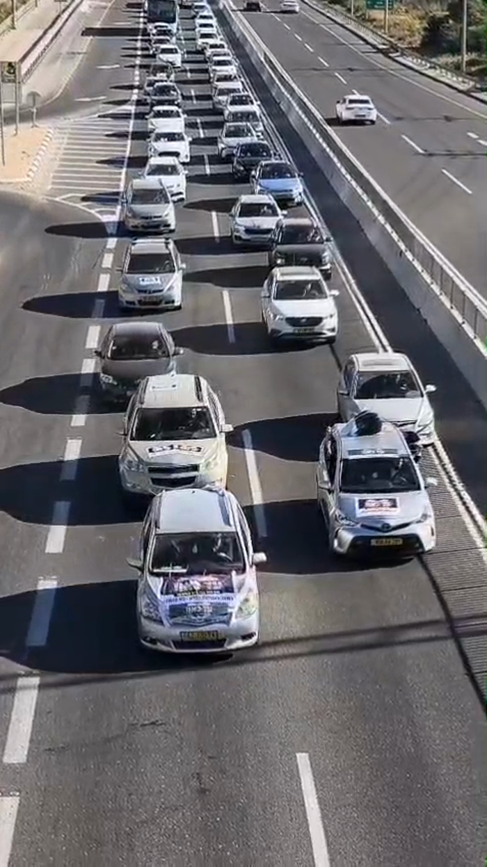 א קאר קאנוואי מיט די באטייליגונג פון הונדערטער אוי
