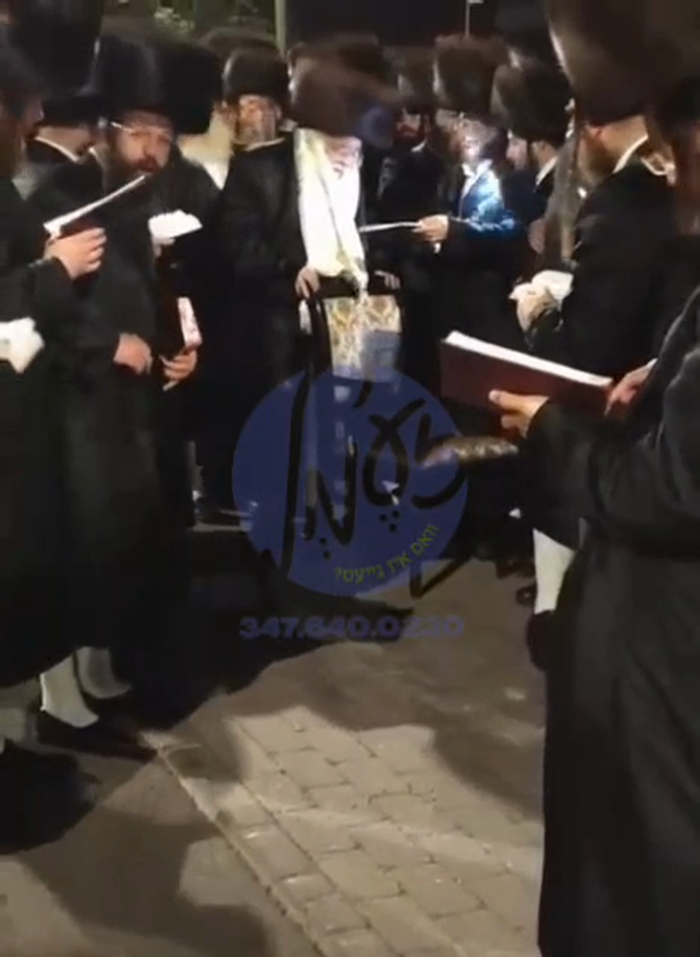 קערעסטיר - האדמו"ר מתולדות אהרן וועלכער האלט זיך א