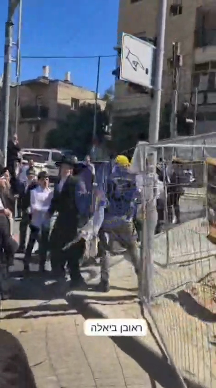 ירושלים - א שטורמישע הפגנה פריער אין טאג ביי די בו