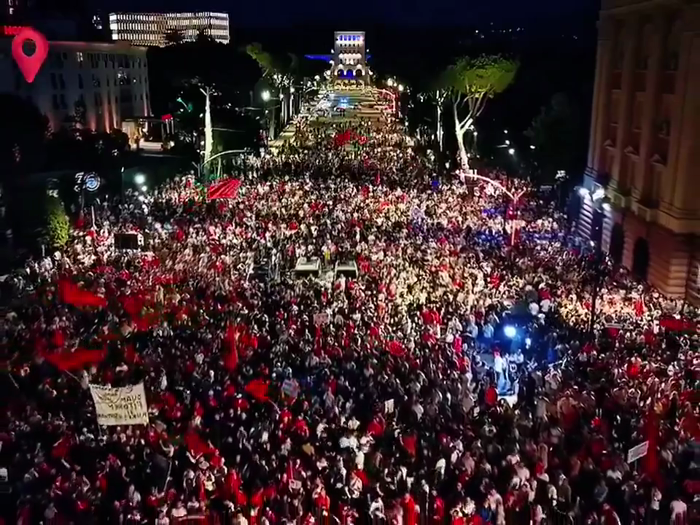 טויזענטער איינוואוינער אין טיראנא, אלבאניע זענען א
