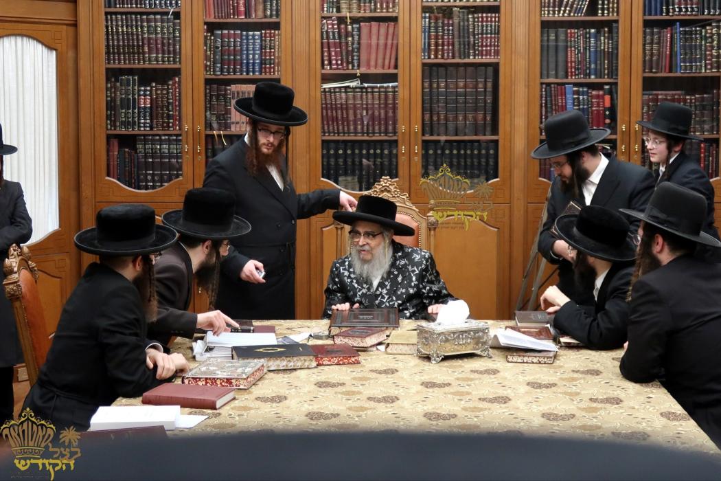 🌴בצל הקודש🌴 
רבינו שליט"א ביים פארהערן די תלמידים 