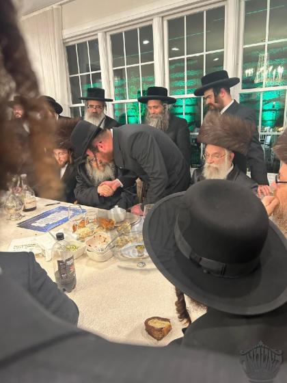 כ"ק מרן אדמו"ר שליט"א ובנו הגה"צ אב"ד ור"מ שליט"א 