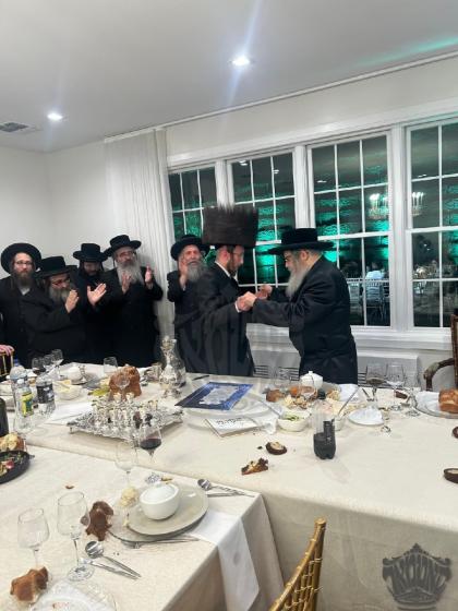 כ"ק מרן אדמו"ר שליט"א ובנו הגה"צ אב"ד ור"מ שליט"א 