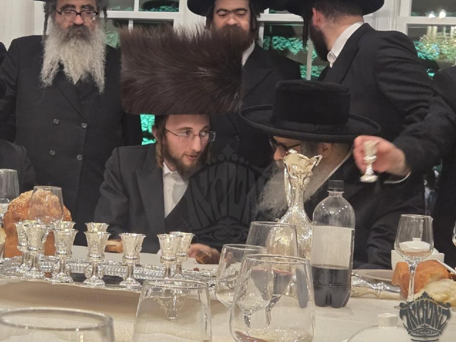 כ"ק מרן אדמו"ר שליט"א ובנו הגה"צ אב"ד ור"מ שליט"א 