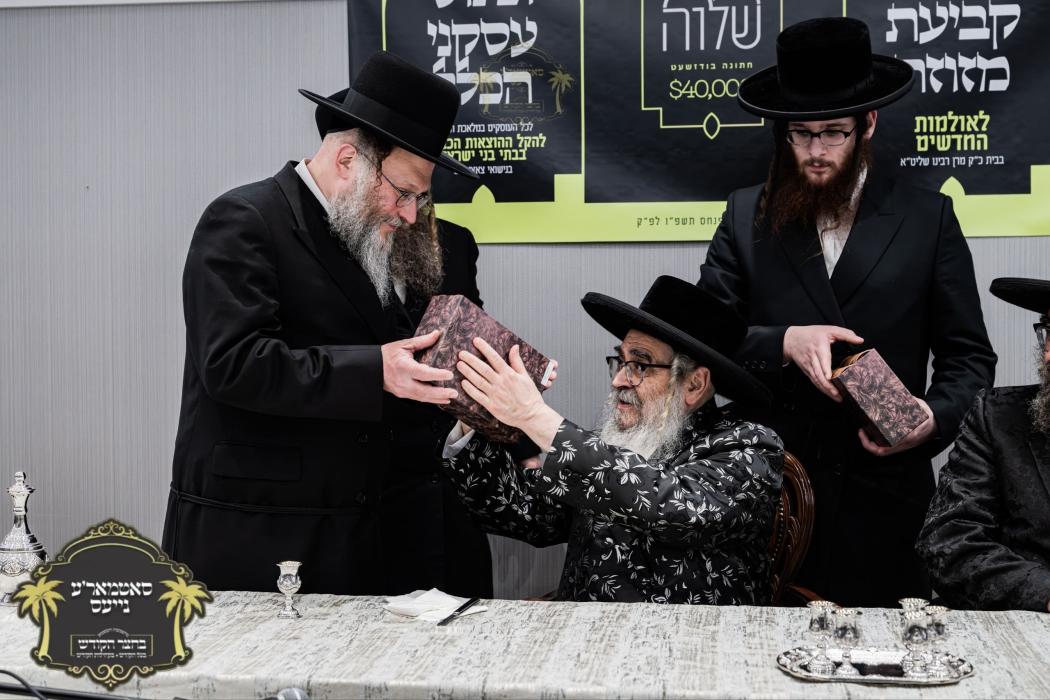 מעמד קביעת מזוזה פאר די נייע זאלן בבית כ"ק רבינו ה