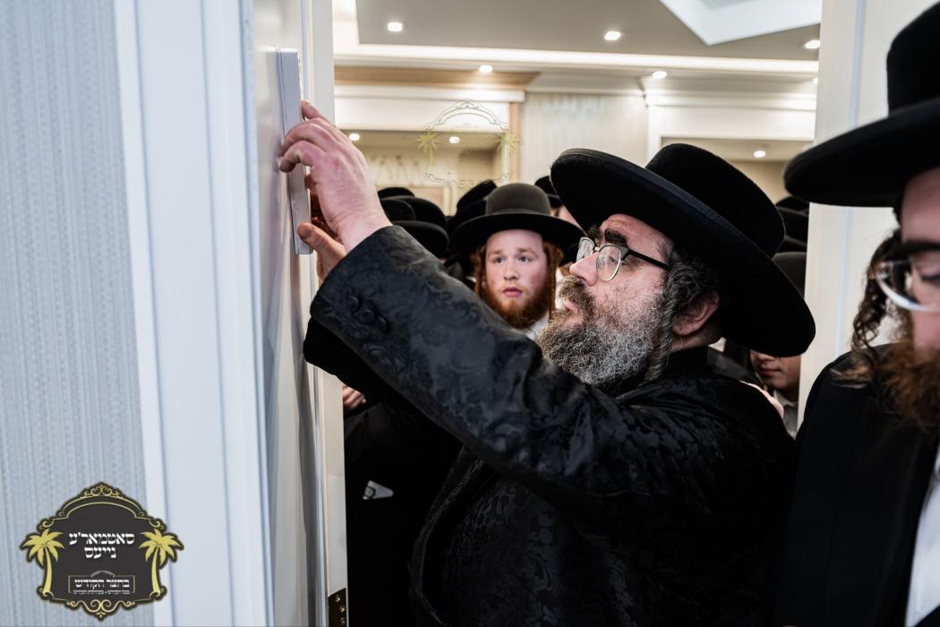 מעמד קביעת מזוזה פאר די נייע זאלן בבית כ"ק רבינו ה