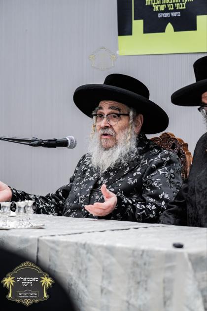 מעמד קביעת מזוזה פאר די נייע זאלן בבית כ"ק רבינו ה