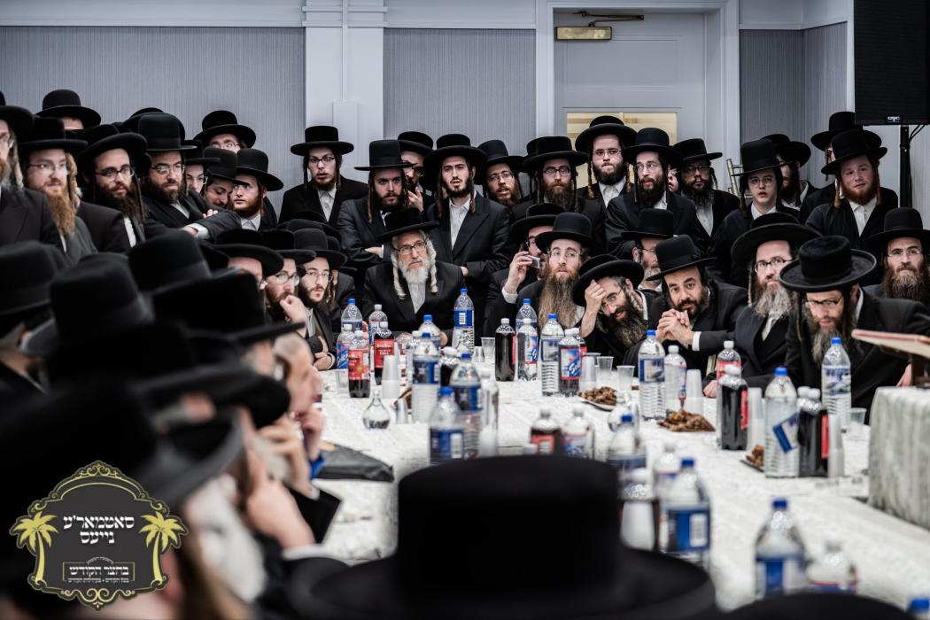 מעמד קביעת מזוזה פאר די נייע זאלן בבית כ"ק רבינו ה