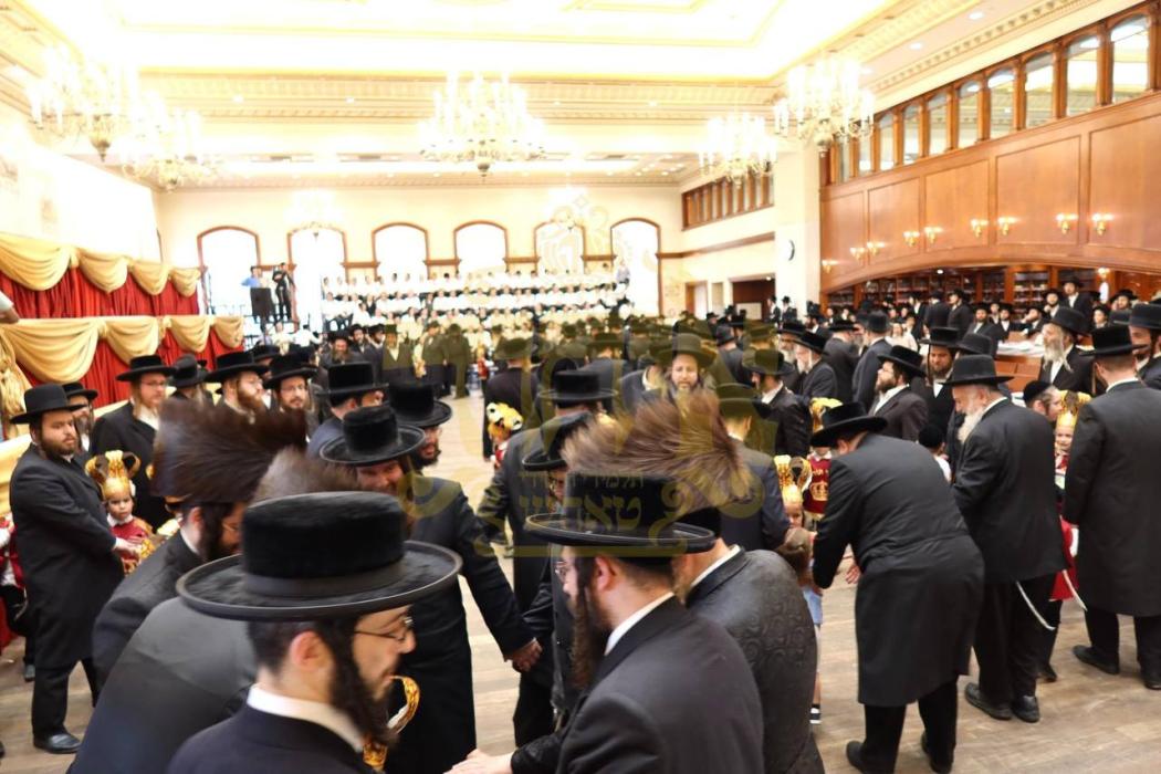 די חתני התורה אין א ריקוד מיט די מלמד און עלטערן א