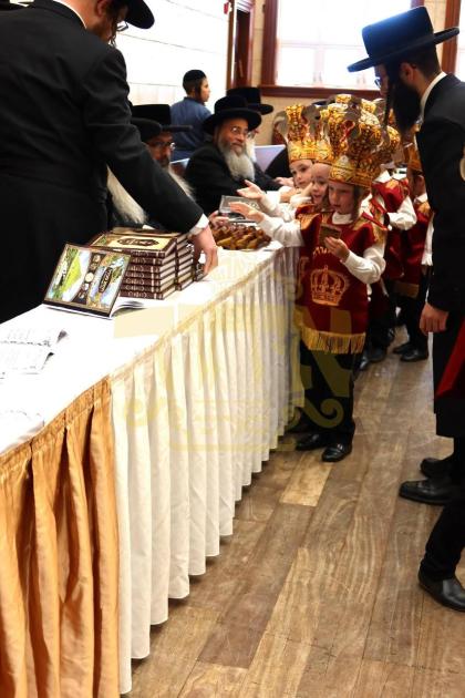 די צאן קדשים ביים באקומען א הערליכע סידור און קיכן