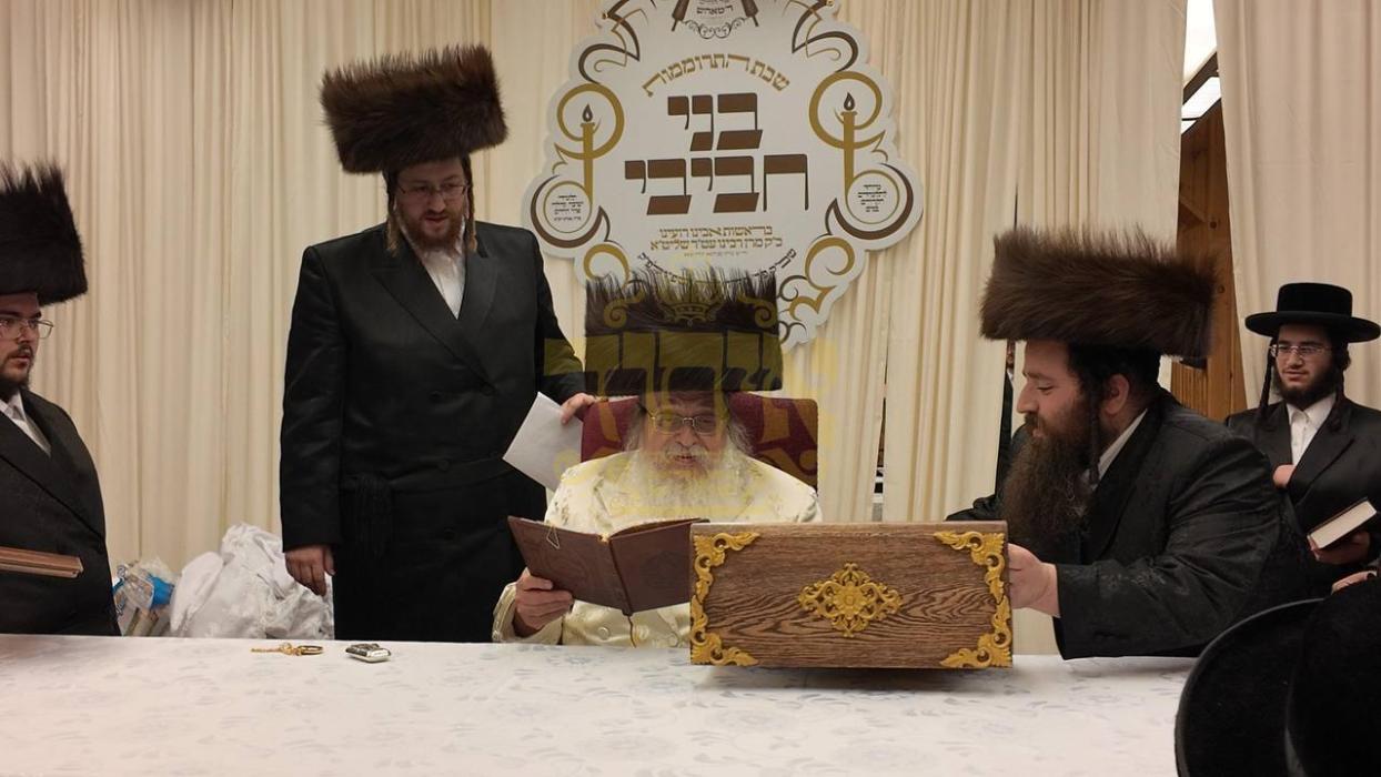 הרה"ג המנהל שליט"א ביים איבערגעבן די מתנה פארן רבי