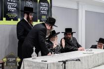 מעמד קביעת מזוזה פאר די נייע זאלן בבית כ"ק רבינו ה