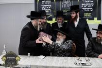 מעמד קביעת מזוזה פאר די נייע זאלן בבית כ"ק רבינו ה
