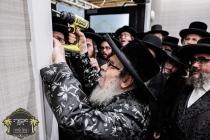 מעמד קביעת מזוזה פאר די נייע זאלן בבית כ"ק רבינו ה