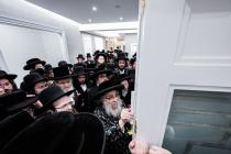 מעמד קביעת מזוזה פאר די נייע זאלן בבית כ"ק רבינו ה