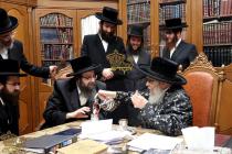 🌴בצל הקודש🌴
האדמו"ר מזוועהיל מאנסי שליט"א אויף א ב