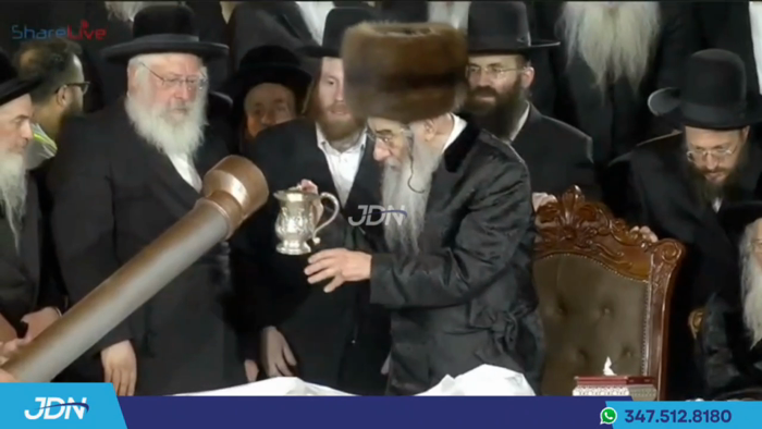 האדמו"ר מאלכסנדר ביים גיסן די אבן הפינה פארן נייעם