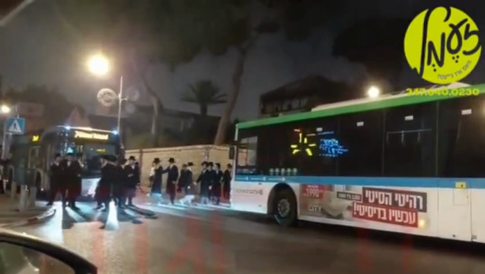 ירושלים - א גרופע בחורים ביים פראטעסטירן קעגן די א