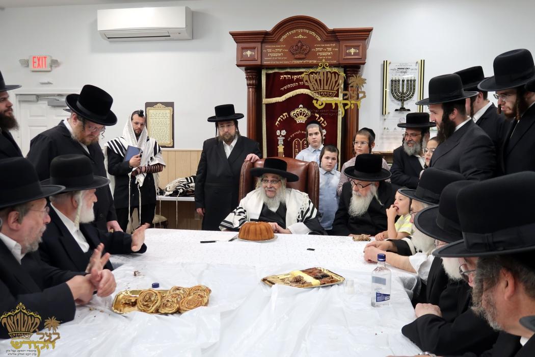 🌴בצל הקודש🌴
רבינו שליט"א ביי תפילת שחרית ומסיבת לח