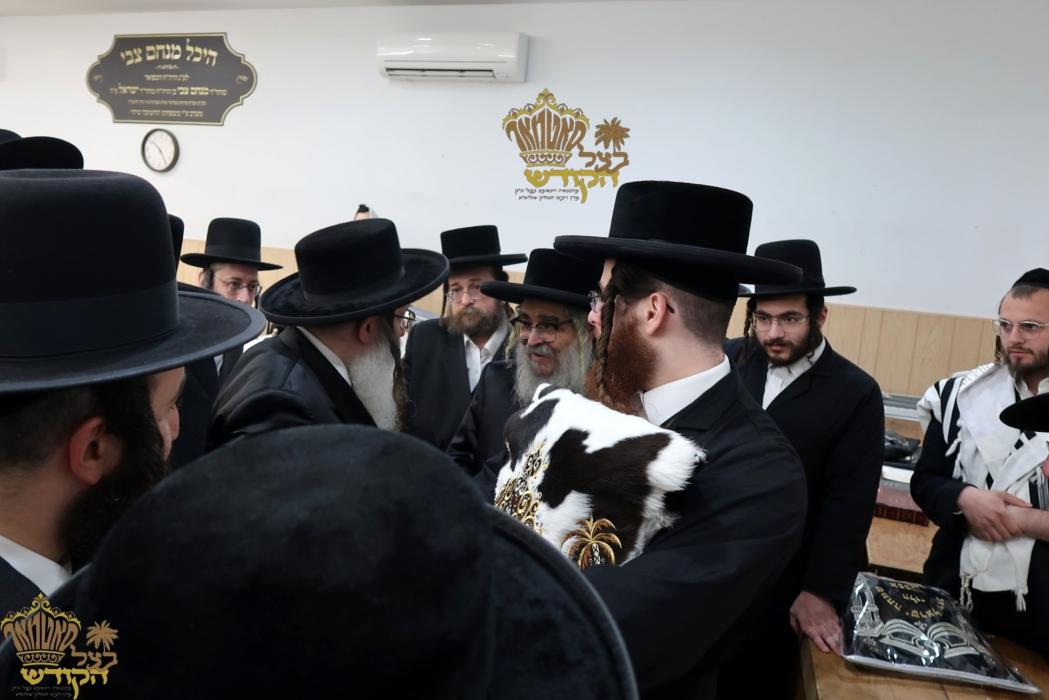 🌴בצל הקודש🌴
רבינו שליט"א ביי תפילת שחרית ומסיבת לח