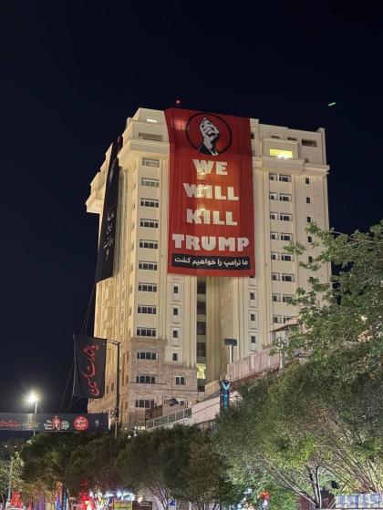 "מיר וועלן אומברענגען טראמפ." א שילד אין מאשאד, אי
