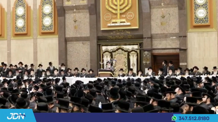 האדמו"ר מבאבוב ביים יארצייט טיש פון אביו הרה"ק בעל