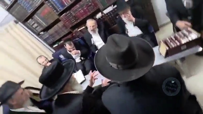 ירושלים - המשפיע הגה"צ רבי אלימלך בידערמאן ביים מנ