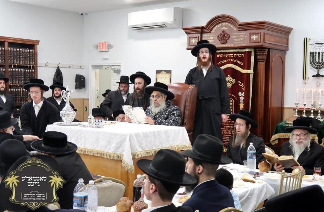 כ''ק רבינו הגה''ק שליט"א ביי תפילת מעריב און סעודת