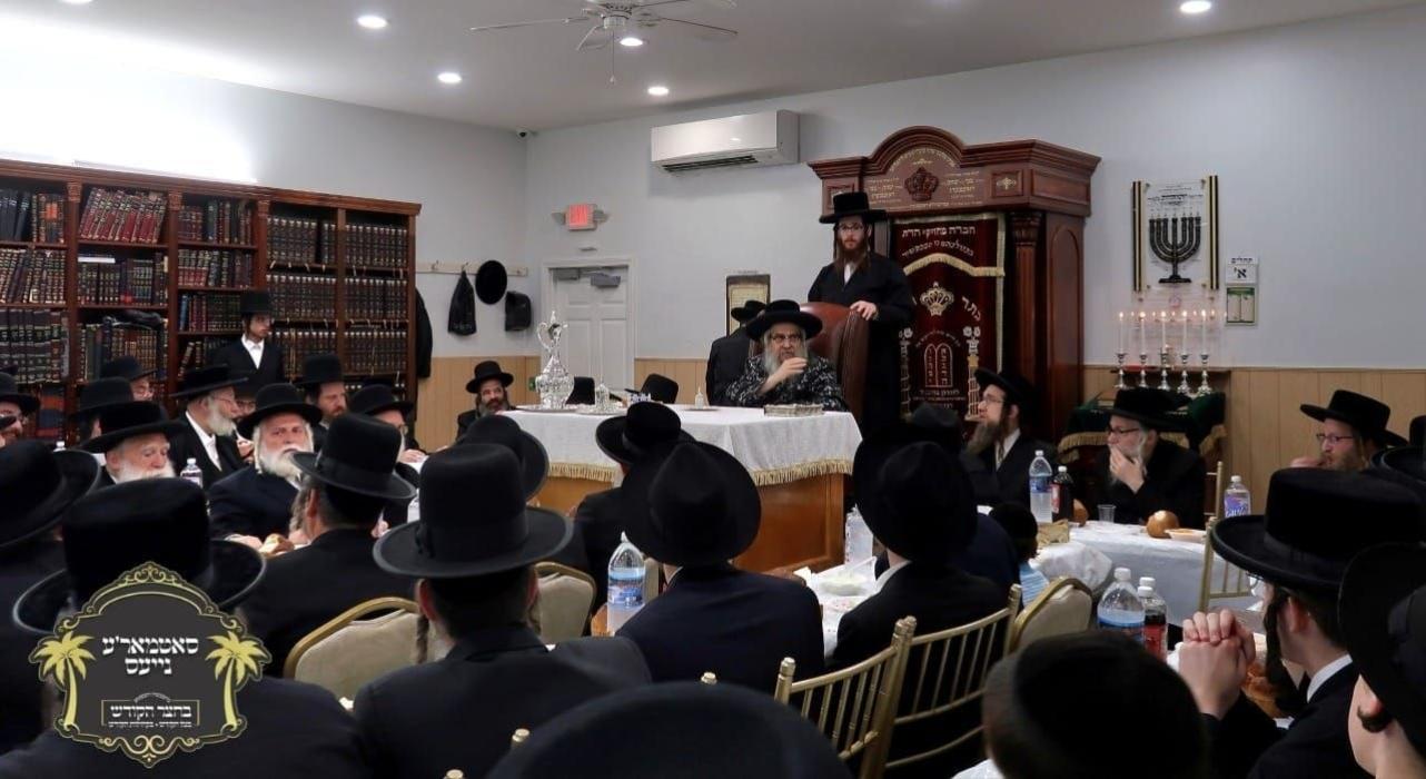 כ''ק רבינו הגה''ק שליט"א ביי תפילת מעריב און סעודת