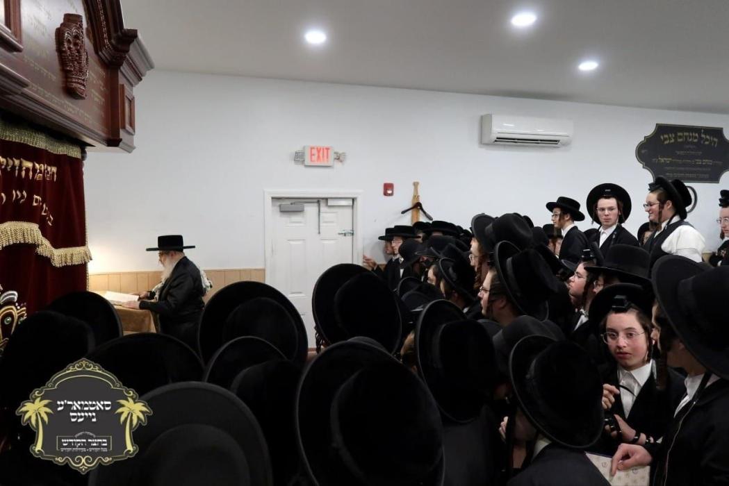 כ''ק רבינו הגה''ק שליט"א ביי תפילת שחרית ומסיבת לח