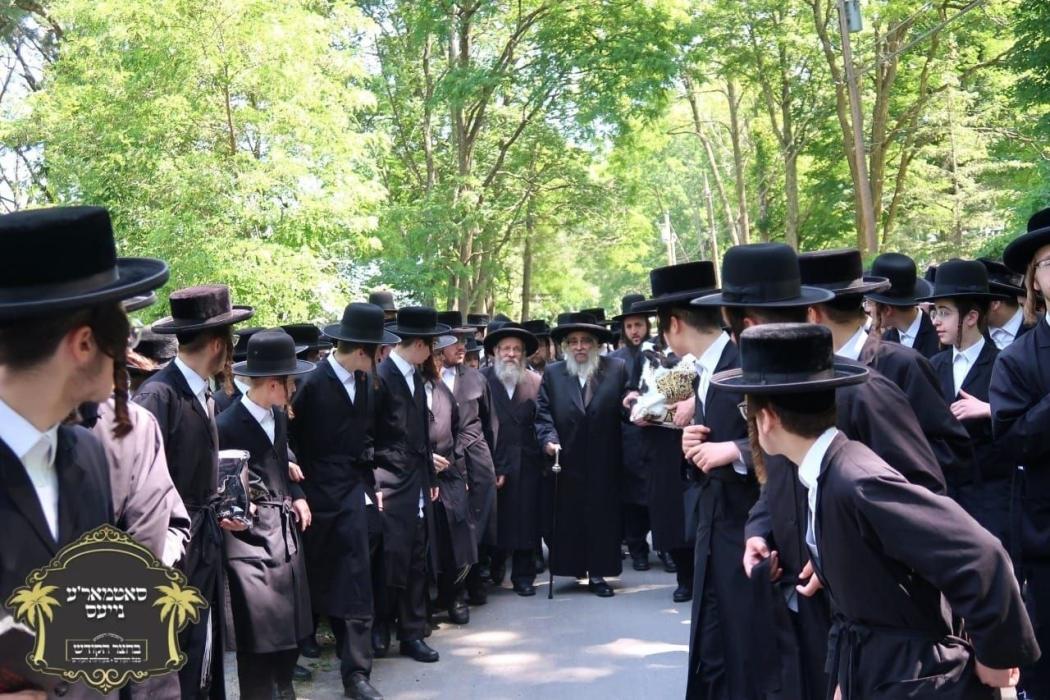 כ''ק רבינו הגה''ק שליט"א ביי תפילת שחרית ומסיבת לח