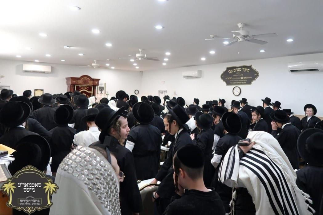 כ''ק רבינו הגה''ק שליט"א ביי תפילת שחרית ומסיבת לח