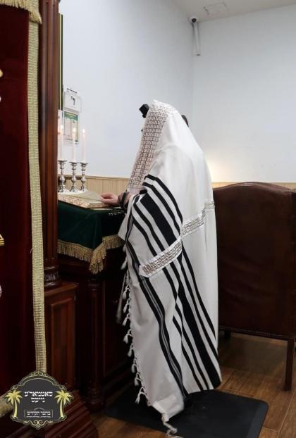 כ''ק רבינו הגה''ק שליט"א ביי תפילת שחרית ומסיבת לח