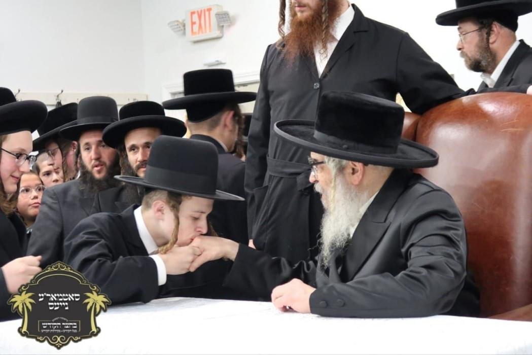 כ''ק רבינו הגה''ק שליט"א ביי תפילת שחרית ומסיבת לח