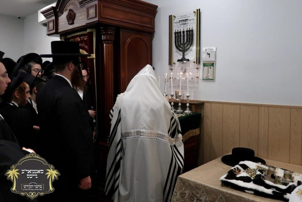 כ''ק רבינו הגה''ק שליט"א ביי תפילת שחרית ומסיבת לח