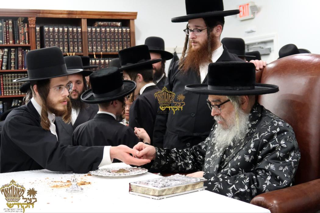 🌴בצל הקודש🌴
רבינו שליט"א ביי תפילת שחרית ואמירת הל