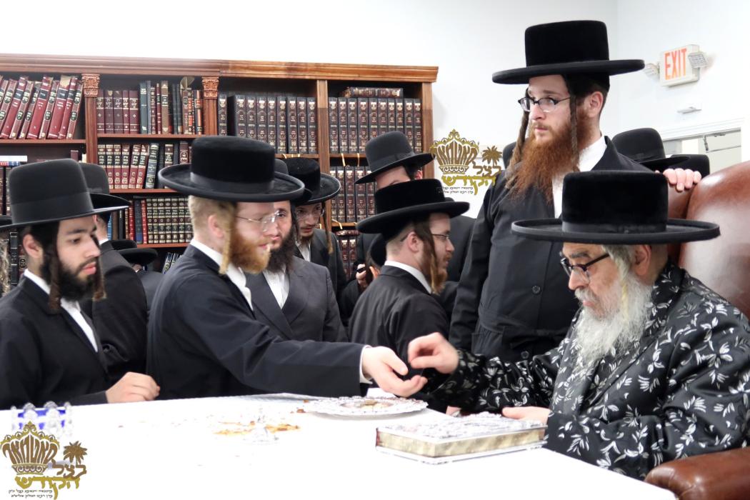 🌴בצל הקודש🌴
רבינו שליט"א ביי תפילת שחרית ואמירת הל