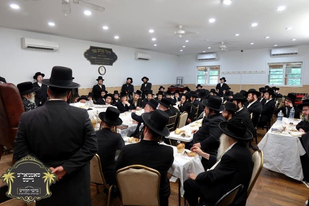 כ''ק רבינו הגה''ק שליט"א ביי תפילת שחרית והלל און 