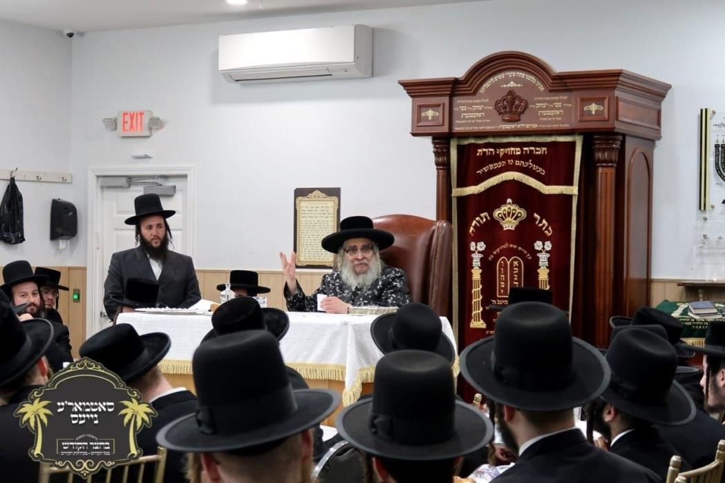 כ''ק רבינו הגה''ק שליט"א ביי תפילת שחרית והלל און 