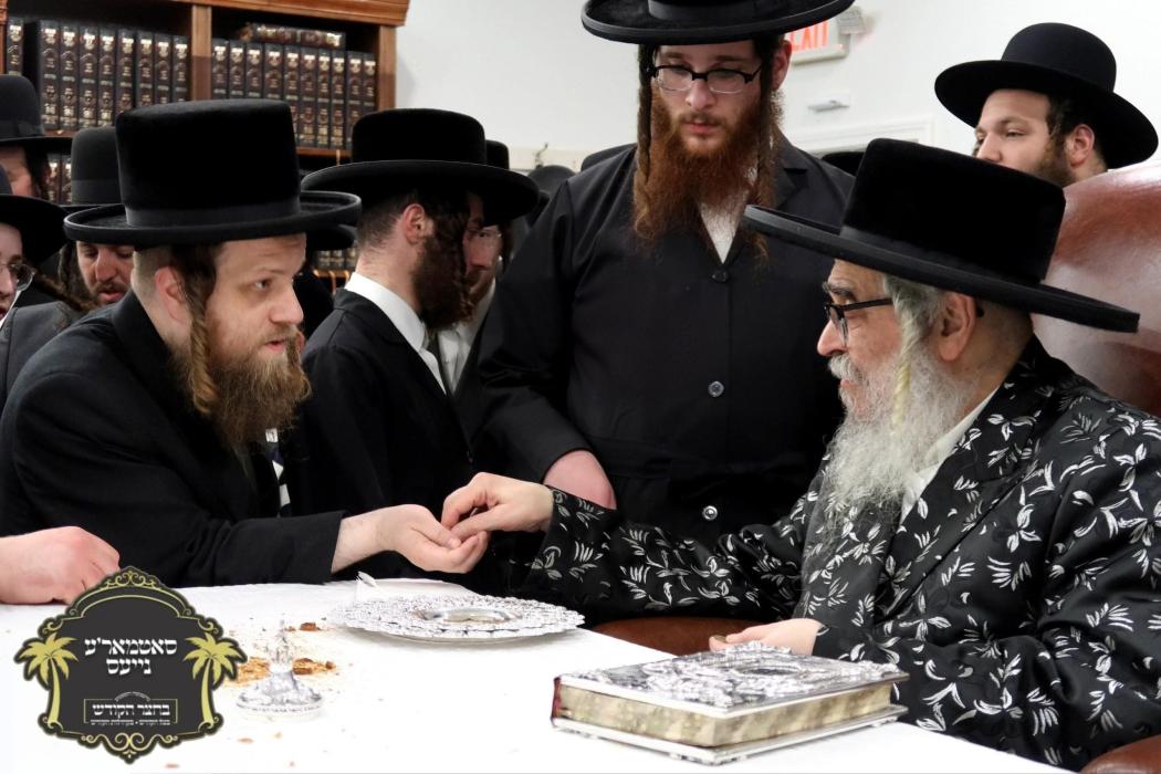 כ''ק רבינו הגה''ק שליט"א ביי תפילת שחרית והלל און 