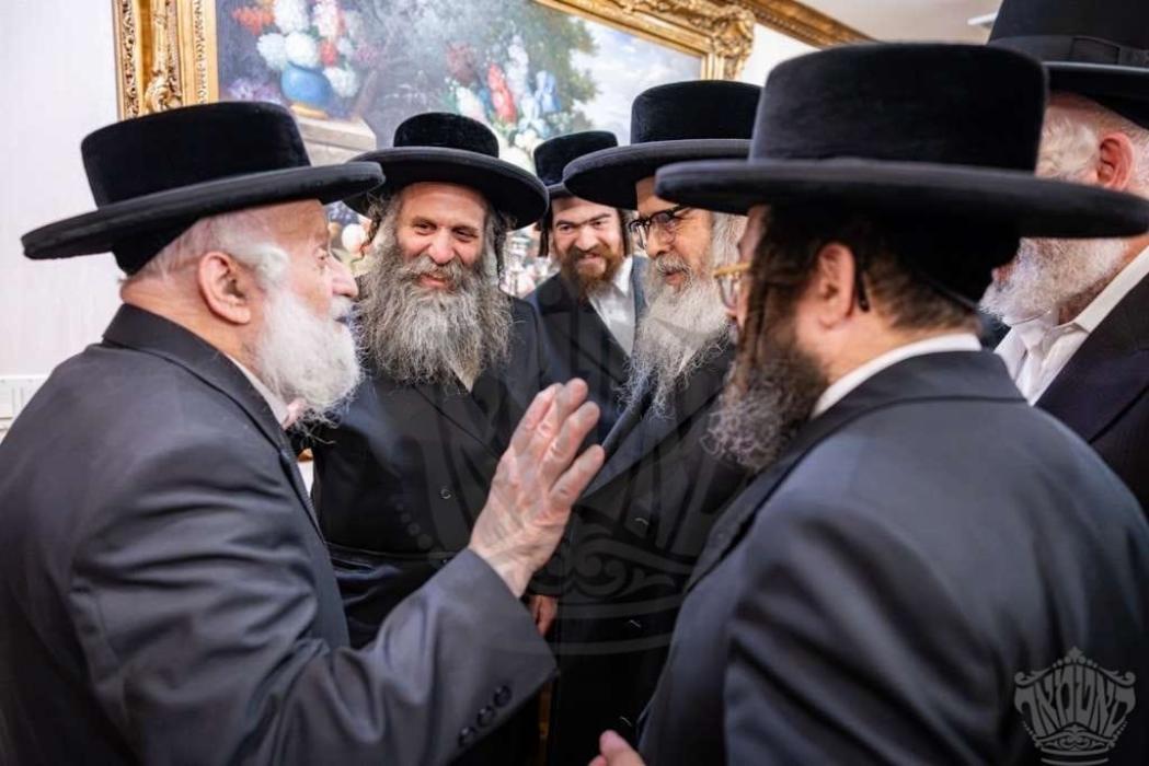 ומרדכ"י יושב בשע"ר המלך

כ"ק מרן אדמו"ר שליט"א האט
