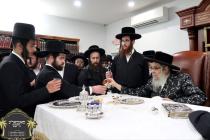 כ''ק רבינו הגה''ק שליט"א ביי תפילת מעריב און סעודת