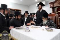 כ''ק רבינו הגה''ק שליט"א ביי תפילת מעריב און סעודת