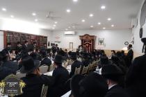 כ''ק רבינו הגה''ק שליט"א ביי תפילת מעריב און סעודת